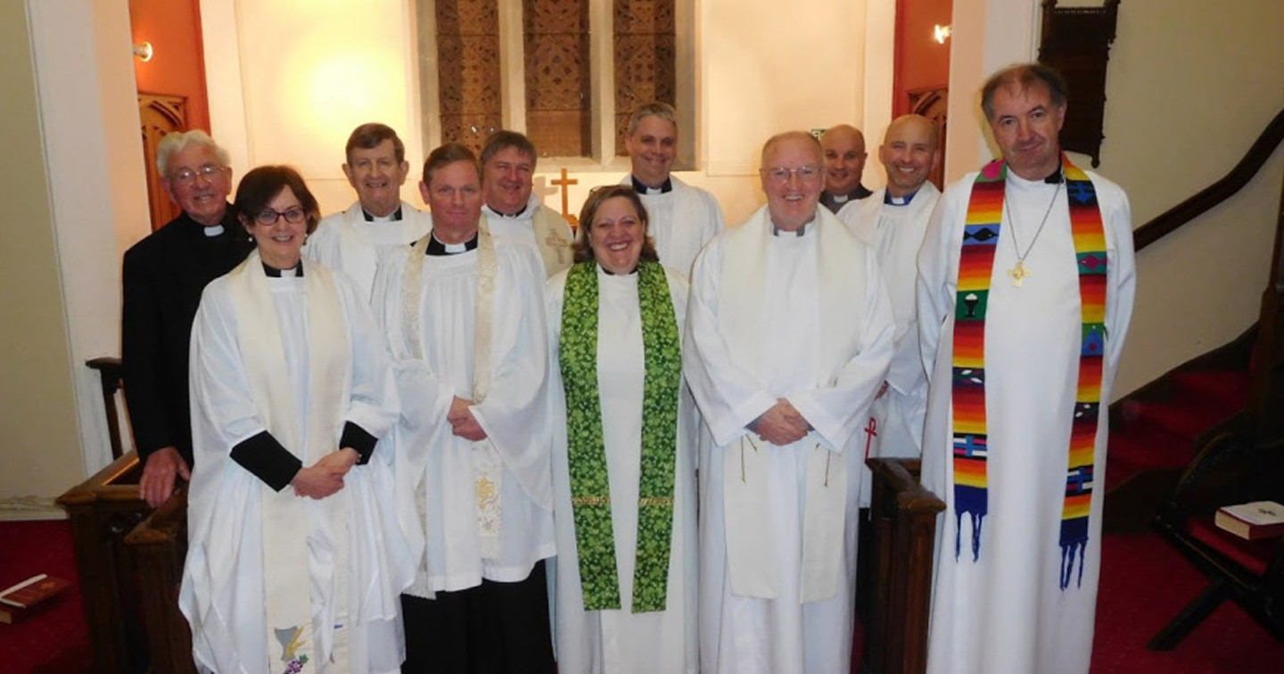 An Cléir a bhí ag an seirbhís (Clergy who took part): Canon George Salter, the Rev. Anne Skuse, the Rev. Adrian Moran, the Rev. Peter Rutherford, the Rev. Denis MacCarthy, the Rev. Elaine Murray (rector), the Rev. David Bowles, the Rev. Tony Murphy, Archdeacon Adrian Wilkinson, the Rev. Kingsley Sutton, and Bishop Michael Burrows (preacher).