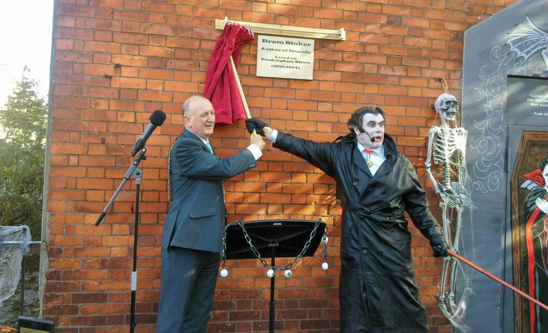 Lord Mayor of Dublin Nial Ring unveils the plaque to Bram Stoker on Buckingham Street.